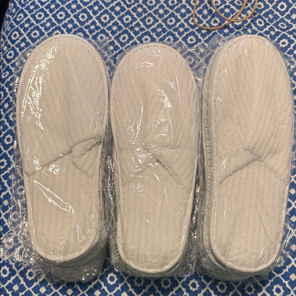 9 Quilted Disposable Spa Slippers - White